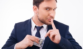 Quiere transferir el dinero a un paraiso fiscal para no repartirlo con su esposa.