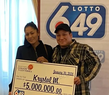 Al no tener la documentación enregla su novia cobra el premio y se lo quiere quedar.